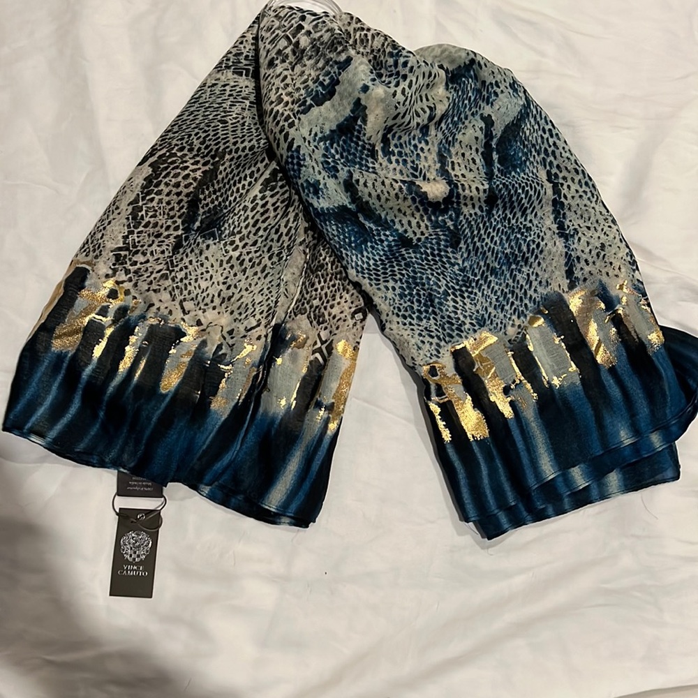 Beautiful Vince Camuto woman’s scarf. One size, dark navy.